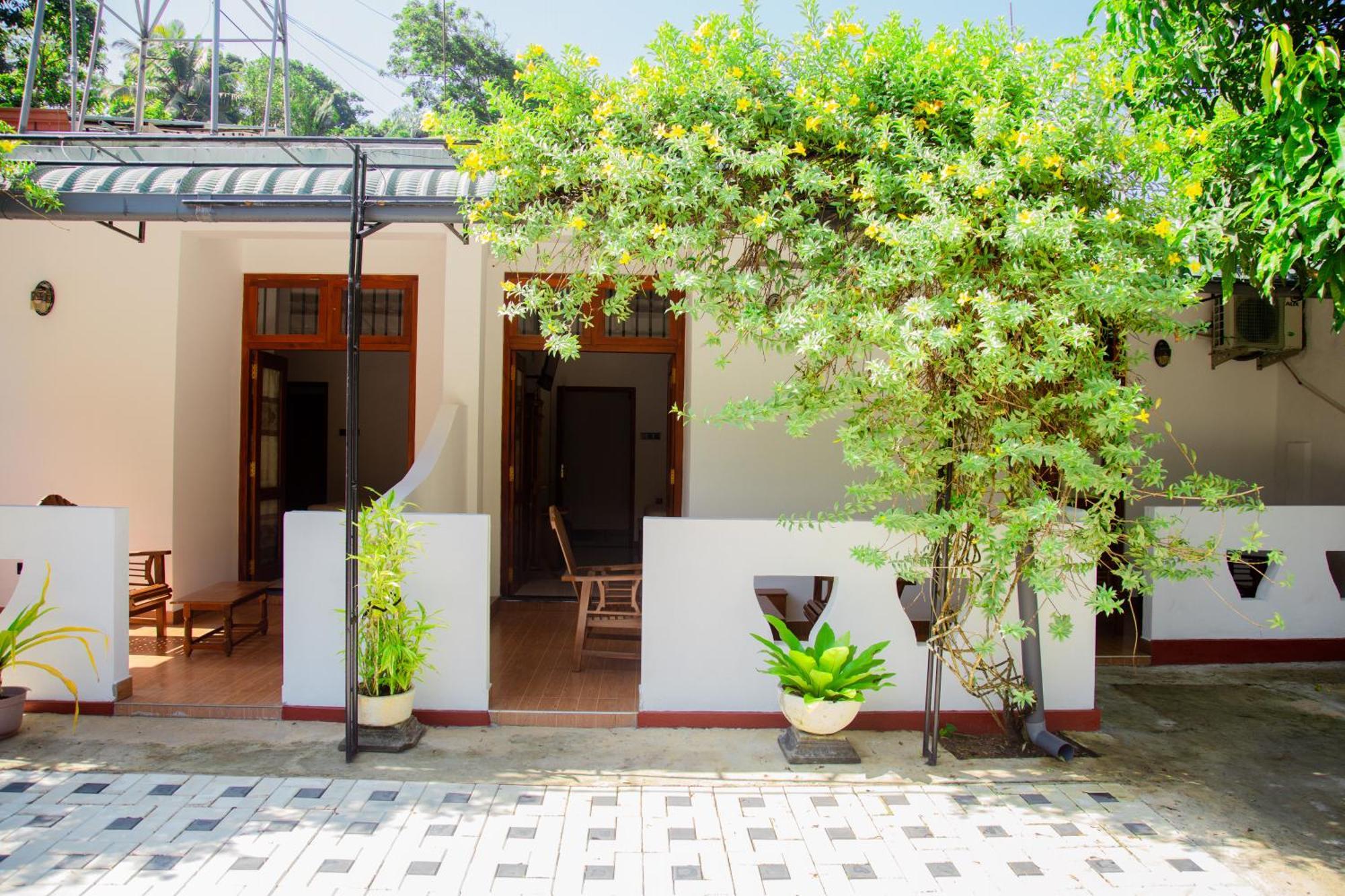 Hispaniola inn Mirissa Esterno foto